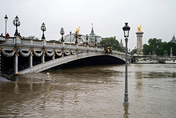 Уровень воды в Сене в центре Парижа поднялся на шесть метров Уровень воды в Сене в центре Парижа поднялся на шесть метров