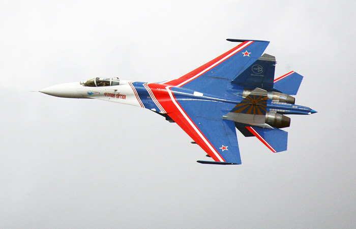 Упавший в Подмосковье самолет оказался истребителем Су-27 "Русских витязей" Упавший в Подмосковье самолет оказался истребителем Су-27 "Русских витязей"