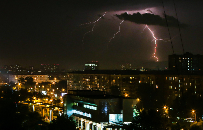 Семь жителей Москвы и области пострадали из-за грозы в столице Семь жителей Москвы и области пострадали из-за грозы в столице