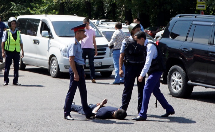 Полицейские Алма-Аты и Астаны перечислили однодневную зарплату семьям погибших коллег Полицейские Алма-Аты и Астаны перечислили однодневную зарплату семьям погибших коллег
