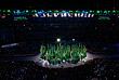 Участники представления собирают символ Игр - олимпийские кольца