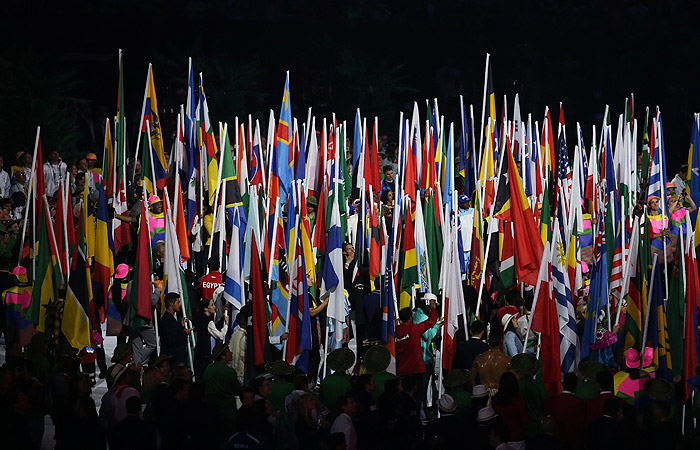 Атлеты со своими национальными флагами