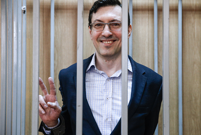 Националист Белов осужден на 7,5 лет за экстремизм и легализацию денег Националист Белов осужден на 7,5 лет за экстремизм и легализацию денег