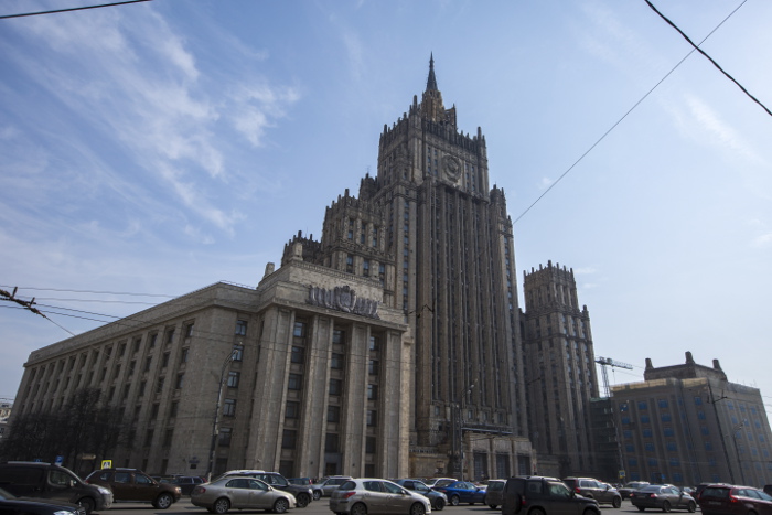 МИД порекомендовал россиянам за рубежом избегать общественных мест МИД порекомендовал россиянам за рубежом избегать общественных мест
