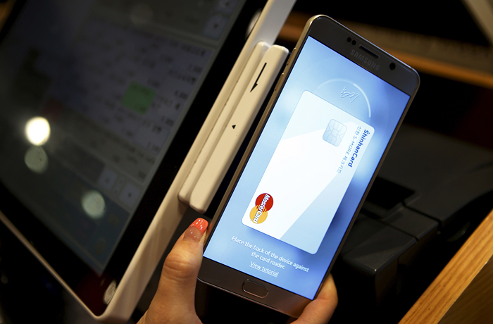 Греф рассказал о возможном партнерстве Сбербанка с Apple Pay и Samsung Pay Греф рассказал о возможном партнерстве Сбербанка с Apple Pay и Samsung Pay