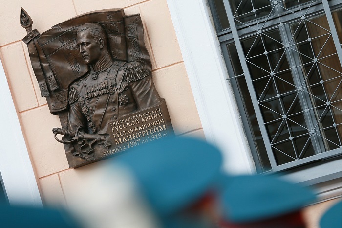 В Петербурге демонтировали доску Маннергейму В Петербурге демонтировали доску Маннергейму