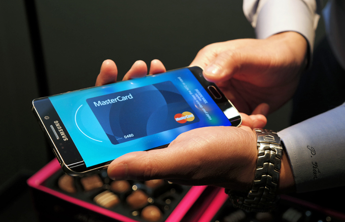 Сбербанк анонсировал запуск сервиса Samsung Pay Сбербанк анонсировал запуск сервиса Samsung Pay