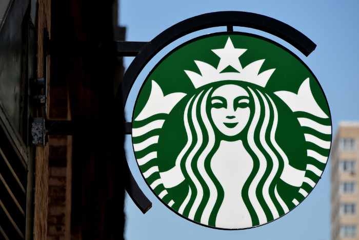 Сторонники Дональда Трампа устроили акцию против сети кофеен Starbucks Сторонники Дональда Трампа устроили акцию против сети кофеен Starbucks