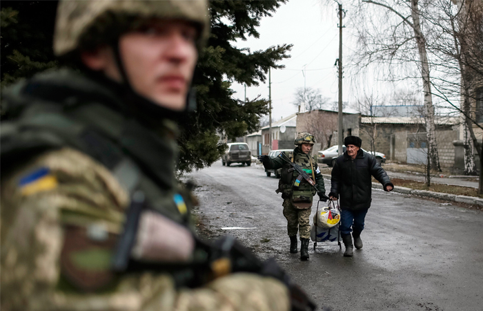 В ДНР заявили об эвакуации украинскими военными населения близ Дебальцево перед наступлением В ДНР заявили об эвакуации украинскими военными населения близ Дебальцево перед наступлением