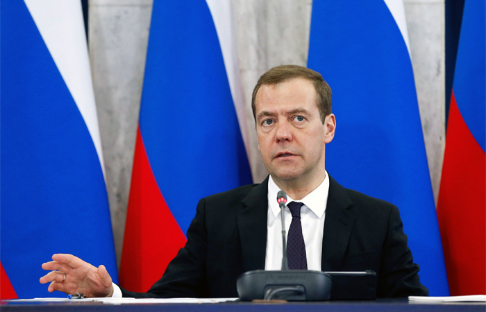 Медведев согласился приостановить продажу спиртосодержащей продукции Медведев согласился приостановить продажу спиртосодержащей продукции