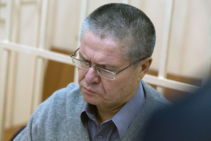 Суд отказался отпустить Улюкаева из-под домашнего ареста Суд отказался отпустить Улюкаева из-под домашнего ареста