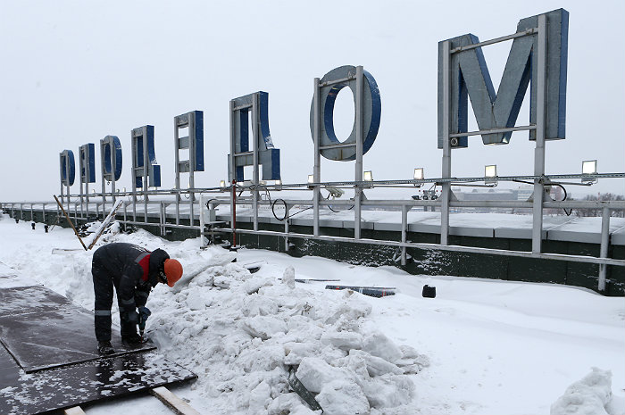 Самолет столкнулся с погрузчиком в московском аэропорту Самолет столкнулся с погрузчиком в московском аэропорту