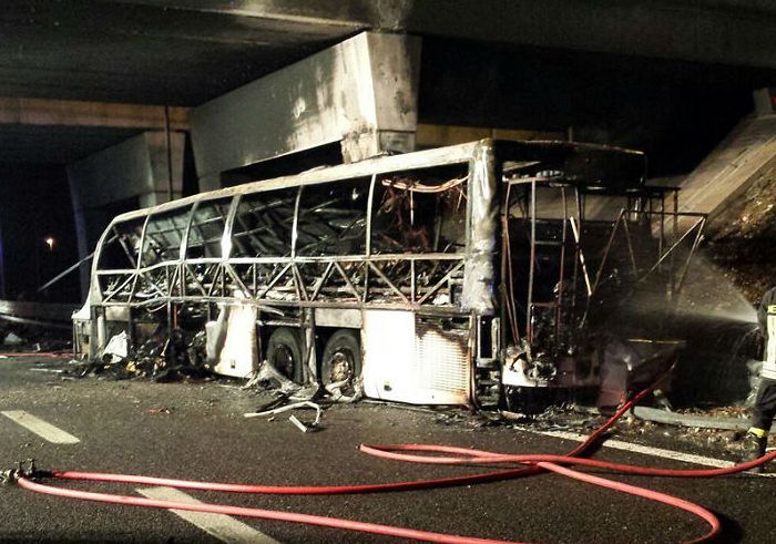 По меньшей мере 16 человек погибли в аварии школьного автобуса в Италии По меньшей мере 16 человек погибли в аварии школьного автобуса в Италии