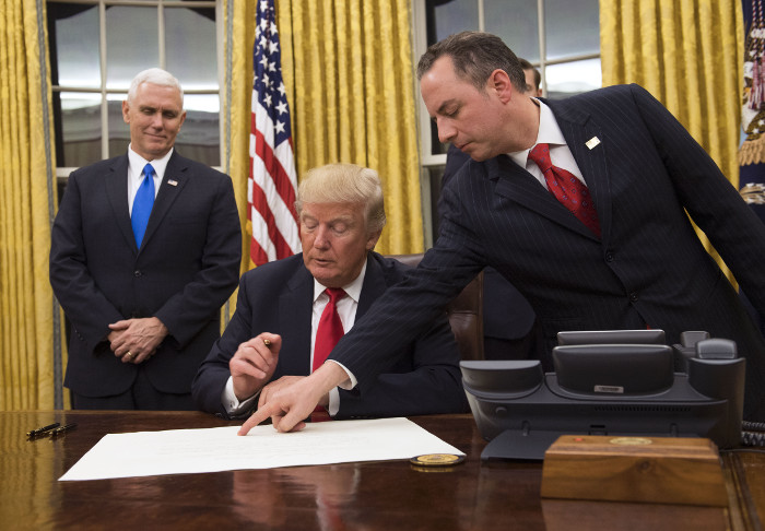 Трамп подписал указ об изменениях в реформе здравоохранения Obamacare Трамп подписал указ об изменениях в реформе здравоохранения Obamacare