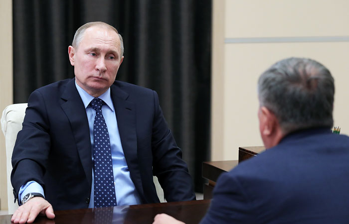 Сечин попросил Путина встретиться с покупателями пакета акций "Роснефти" Сечин попросил Путина встретиться с покупателями пакета акций "Роснефти"
