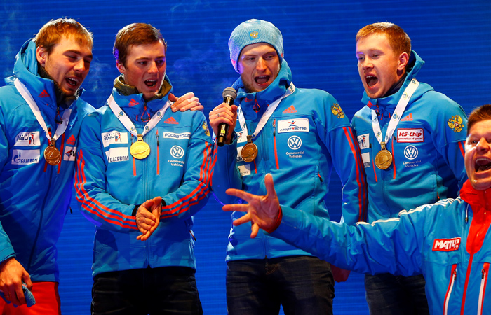 Мужской сборной РФ по биатлону пришлось самостоятельно спеть гимн на церемонии награждения