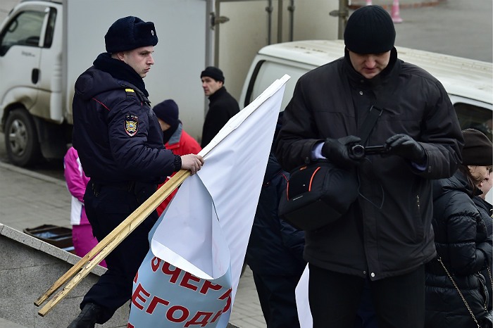 Во Владивостоке задержали организаторов акции против установки ЭРА-ГЛОНАСС Во Владивостоке задержали организаторов акции против установки ЭРА-ГЛОНАСС