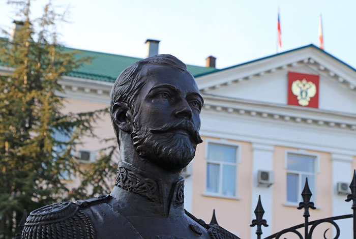 Церковная комиссия опровергла мироточение бюста Николая II в Симферополе Церковная комиссия опровергла мироточение бюста Николая II в Симферополе