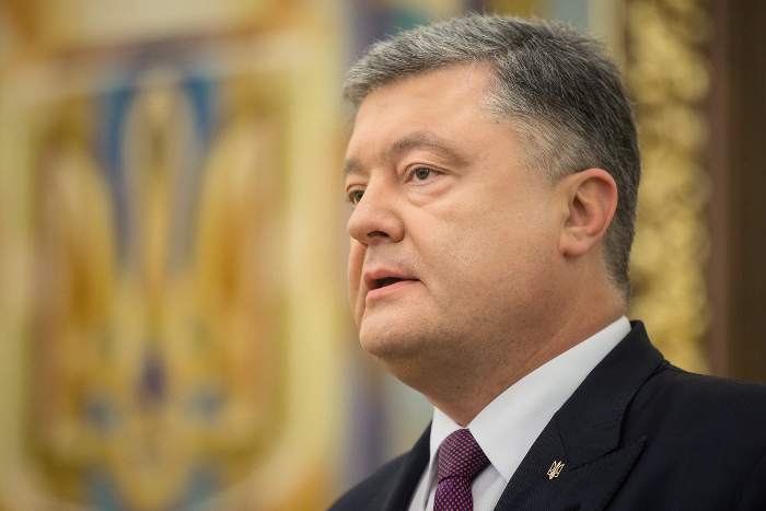 Порошенко заявил о готовности снять блокаду Донбасса Порошенко заявил о готовности снять блокаду Донбасса