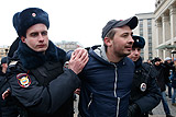 Более 40 участников несанкционированной акции в Москве препроводили в автобусы полиции