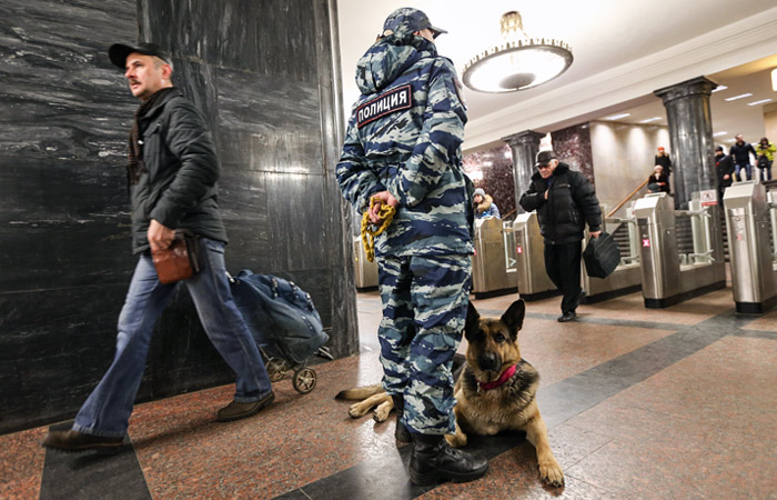 В московском метро усилили досмотр пассажиров В московском метро усилили досмотр пассажиров