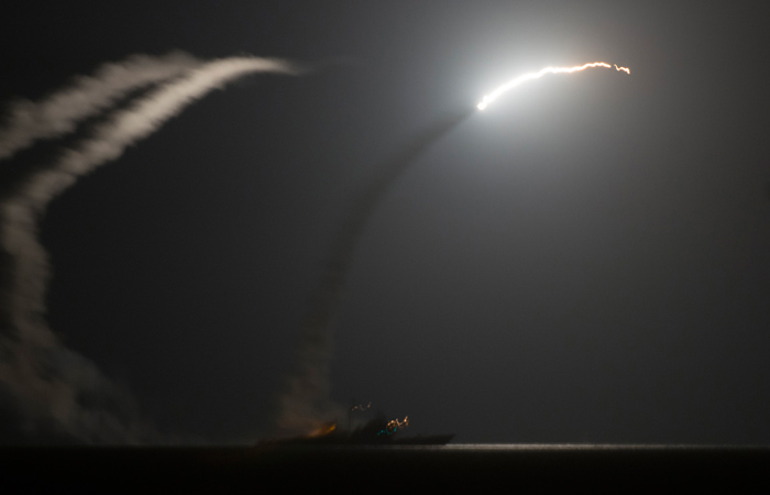 США нанесли ракетный удар по базе сирийской армии в Хомсе США нанесли ракетный удар по базе сирийской армии в Хомсе