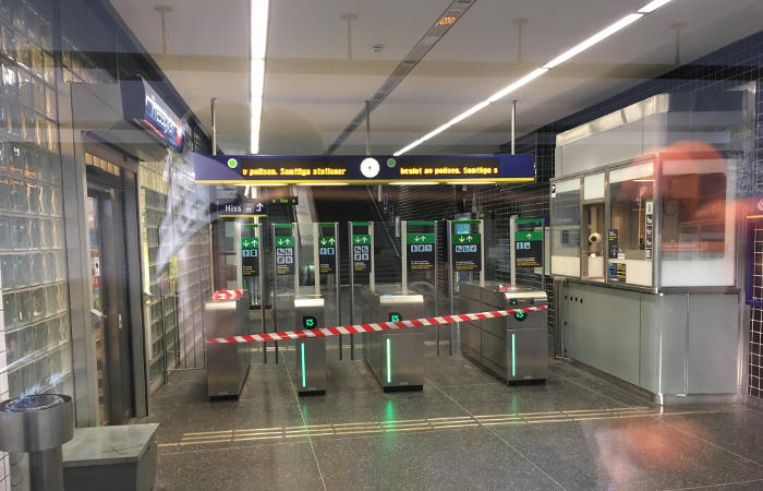 Метро Стокгольма возобновило работу после наезда грузовика на людей Метро Стокгольма возобновило работу после наезда грузовика на людей