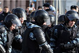 Четырех участников акции протеста в Москве обвинили в насилии против полицейских