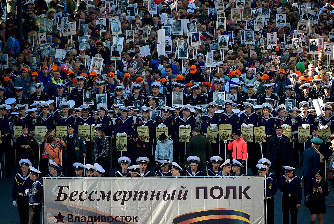 Участники "Бессмертного полка" во Владивостоке. Как рассказали в УМВД по Приморскому краю, маршем прошли более 50 тысяч человек