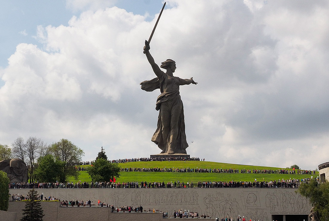 "Бессмертный полк" в Волгограде. По данным администрации региона, участвовали более 50 тысяч человек. Люди прошли от легендарного Дома Павлова до подножия монумента "Родина-Мать зовет!" на Мамаевом кургане. Возглавили колонну юнармейцы и волонтеры.