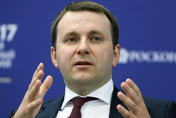 Орешкин предсказал курс доллара на уровне 62-63 рублей к концу года Орешкин предсказал курс доллара на уровне 62-63 рублей к концу года