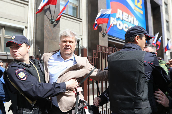 У Госдумы задержали стоявшего в пикете Сергея Митрохина У Госдумы задержали стоявшего в пикете Сергея Митрохина