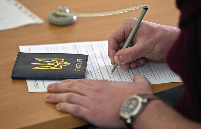 В Думе предложили ввести процедуру публичного отречения от гражданства Украины В Думе предложили ввести процедуру публичного отречения от гражданства Украины
