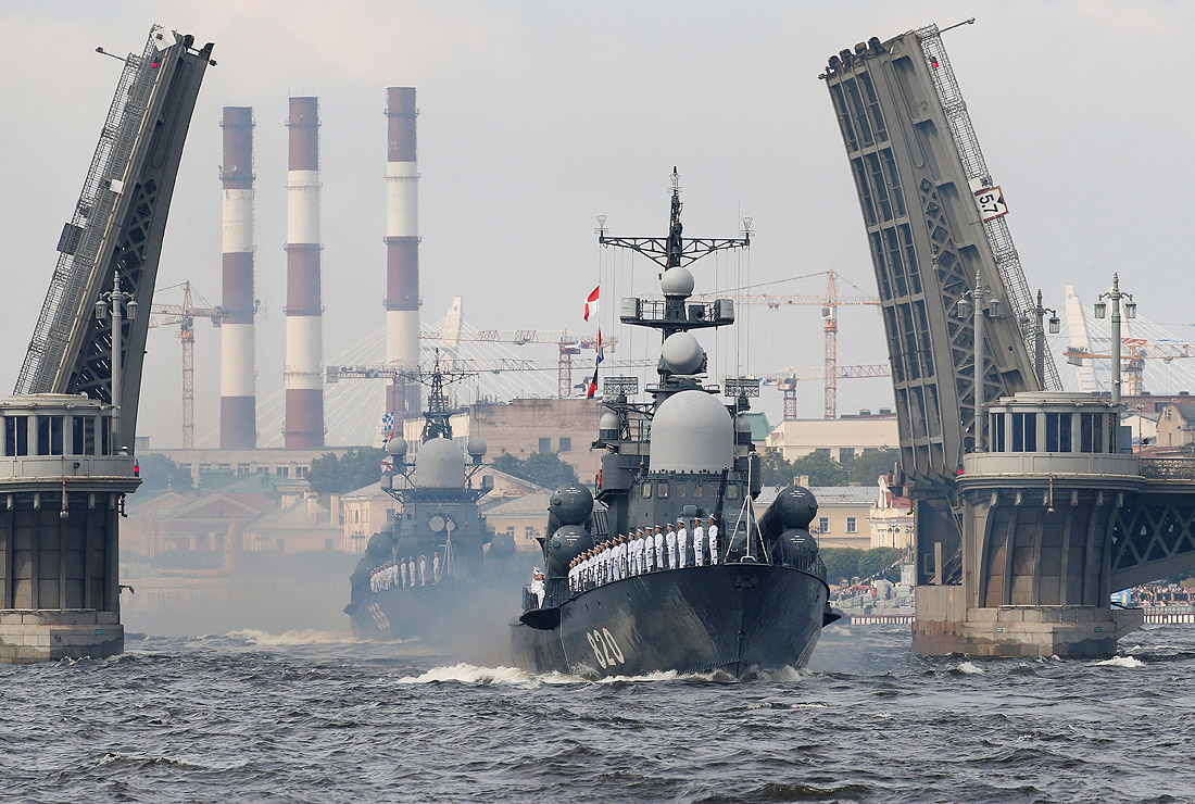 Прохождение российских военных кораблей по Неве