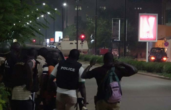 В захваченном боевиками кафе в столице Буркина-Фасо погибли 17 человек В захваченном боевиками кафе в столице Буркина-Фасо погибли 17 человек