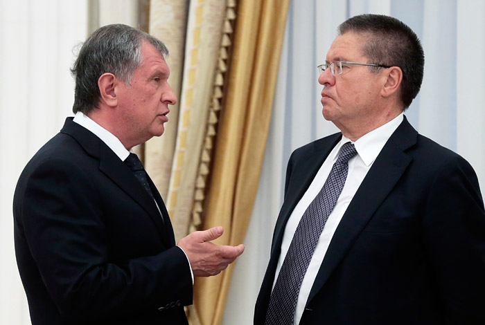 Обвинение заявило о вымогательстве взятки Улюкаевым у Сечина Обвинение заявило о вымогательстве взятки Улюкаевым у Сечина