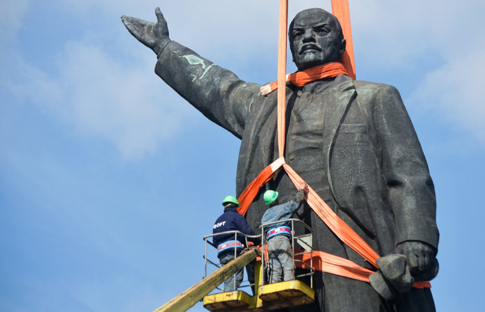 На Украине снесли все памятники Ленину На Украине снесли все памятники Ленину