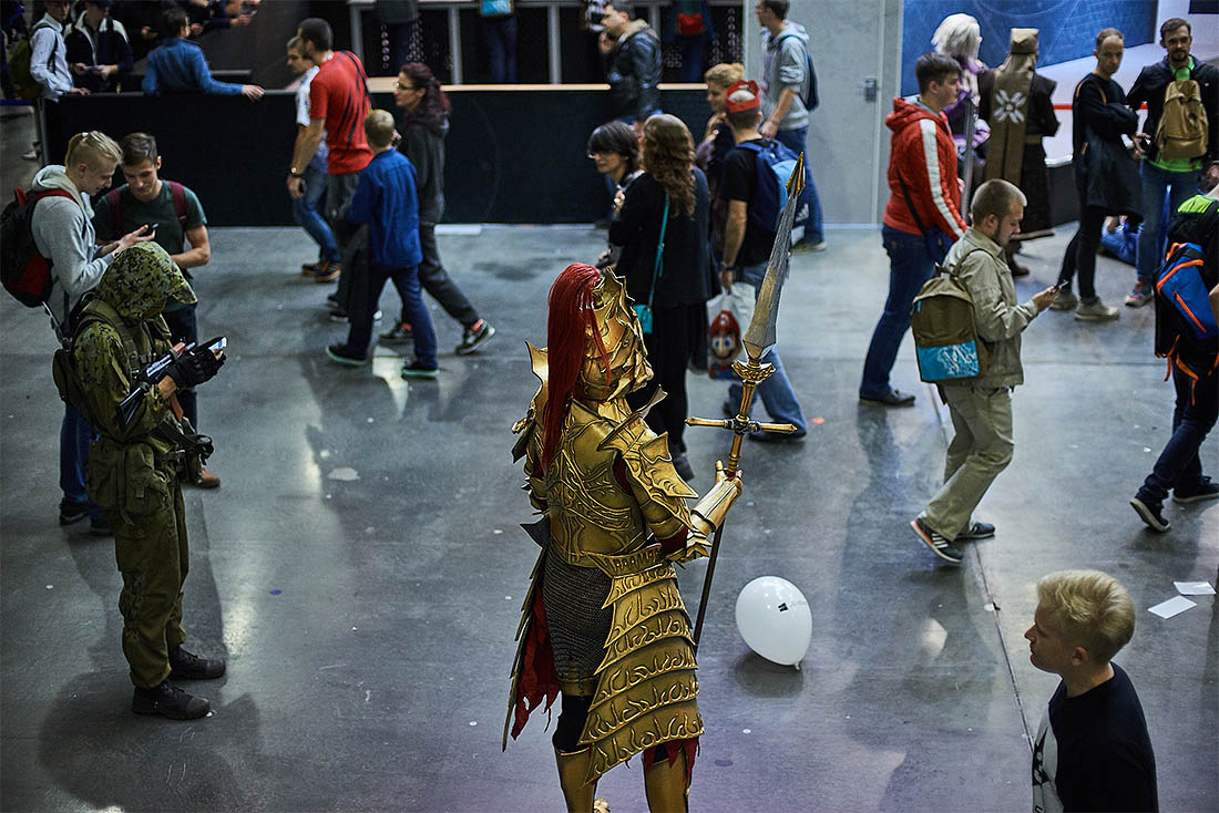 Принципиальная часть ComicCon - это косплей. В этом году на выставке можно было увидеть огромное количество героев комиксов, игр, сериалов и так далее. В их числе - и не в единственном экземпляре - были Гарри Поттеры, Железные Люди, Джокеры, Росомахи и Сейлор Мун. В этом году появились как дань моде Дейенерис, Чудо-женщина, Рики и Морти, клоун Пеннивайз и Aквамен из вселенной DC. Впрочем, есть и герои, которые всегда будут на подобных конвенциях - например, персонажи "Звездных войн". Одна принцесса Лея была замечена в том, что пыталась вернуть своего внука Кайло Рена на светлую сторону силы - с помощью корзинки пирожков.