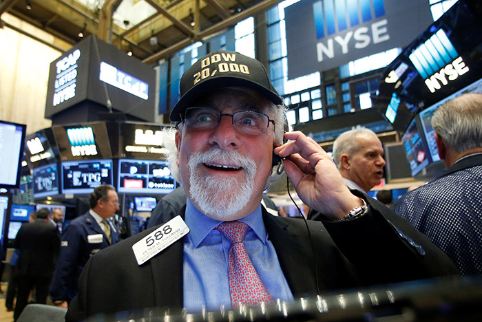 Индекс Dow Jones впервые за свою историю превысил отметку 23000 пунктов Индекс Dow Jones впервые за свою историю превысил отметку 23000 пунктов