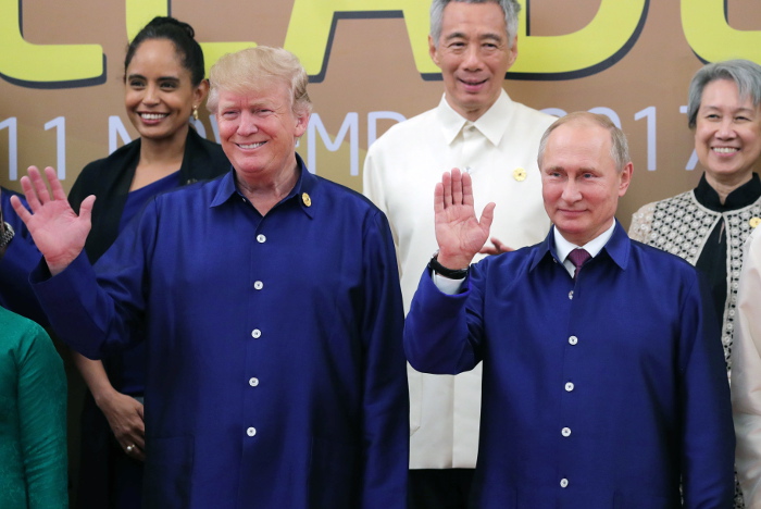 Путин и Трамп поприветствовали друг друга на заседании лидеров экономик стран АТЭС Путин и Трамп поприветствовали друг друга на заседании лидеров экономик стран АТЭС