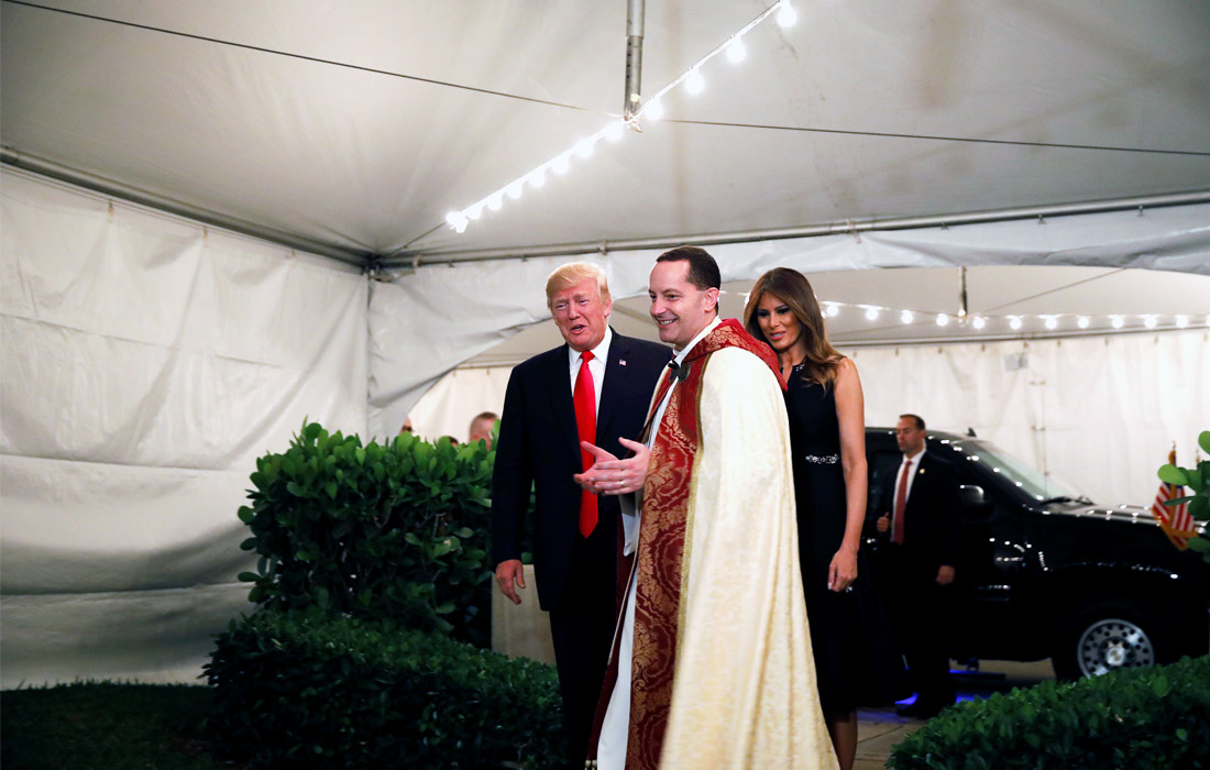Президент США Дональд Трамп и первая леди Мелания Трамп прибыли на богослужение в епископальной церкви в Палм-Бич, штат Флорида