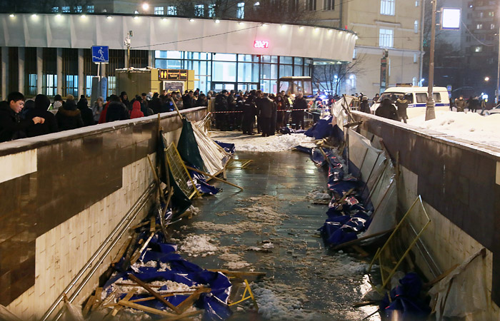 Пять человек госпитализированы после обрушения лесов в переходе у метро в Москве Пять человек госпитализированы после обрушения лесов в переходе у метро в Москве