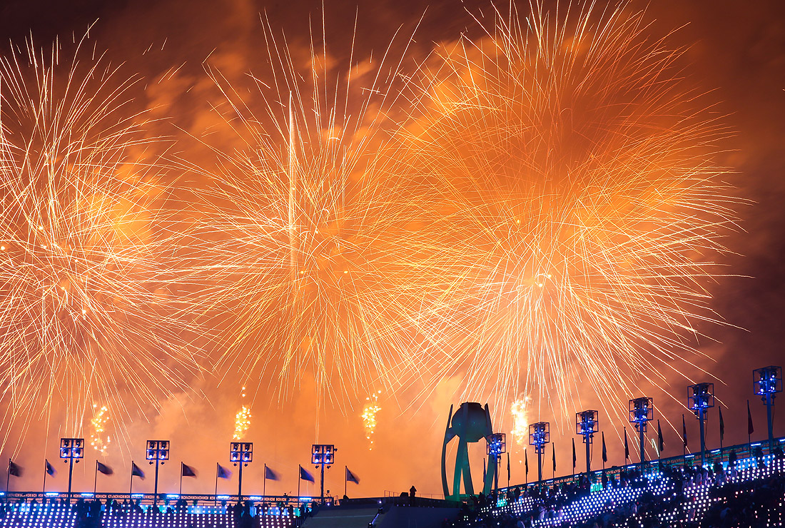 В Пхенчхане на закрытии XXIII Зимних Олимпийских игр потушили Олимпийский огонь, церемония завершилась праздничным салютом