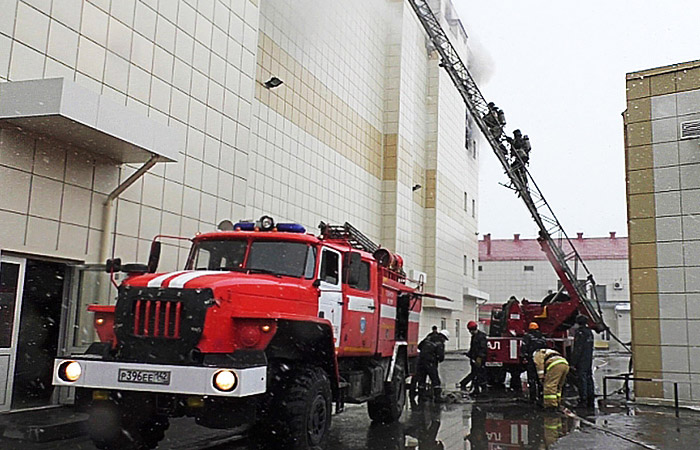 В Кемеровской области введен режим ЧС из-за пожара в торговом центре В Кемеровской области введен режим ЧС из-за пожара в торговом центре