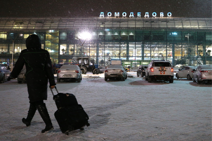 Рейс Москва-Новосибирск задымился на ВПП в "Домодедово" Рейс Москва-Новосибирск задымился на ВПП в "Домодедово"