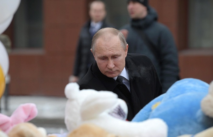 Путин возложил цветы у сгоревшего торгового центра в Кемерове Путин возложил цветы у сгоревшего торгового центра в Кемерове
