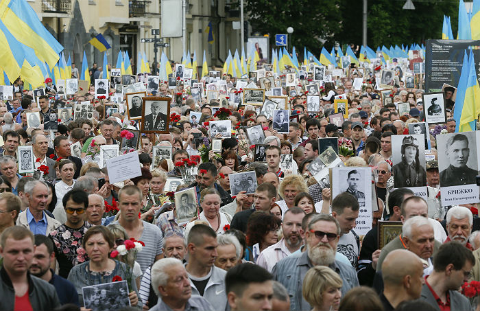 На Украине полиция насчитала почти 500 тыс. человек на акциях 9 мая На Украине полиция насчитала почти 500 тыс. человек на акциях 9 мая