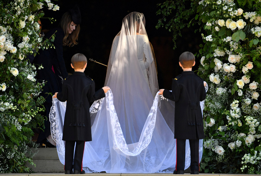 Меган Маркл в белом платье от Givenchy прибыла к часовне Святого Георгия вместе со своей матерью Дорией Рэгланд