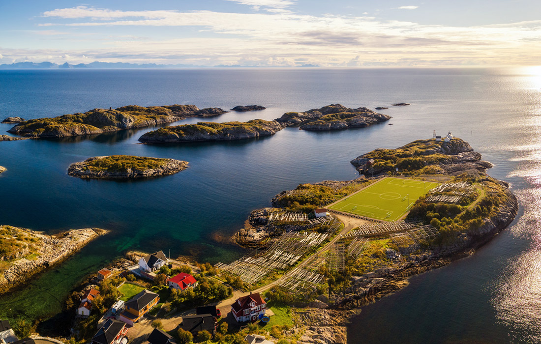 Футбольное поле на Лофотенских островах, Норвегия