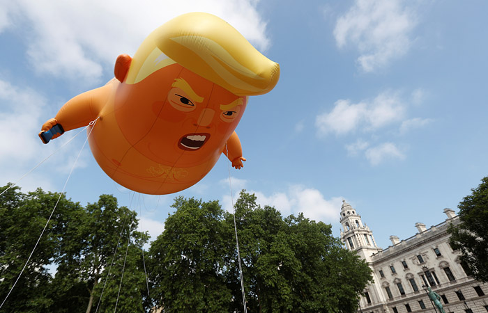 Гигантский надувной шар "малыш Трамп" подняли в воздух в Лондоне